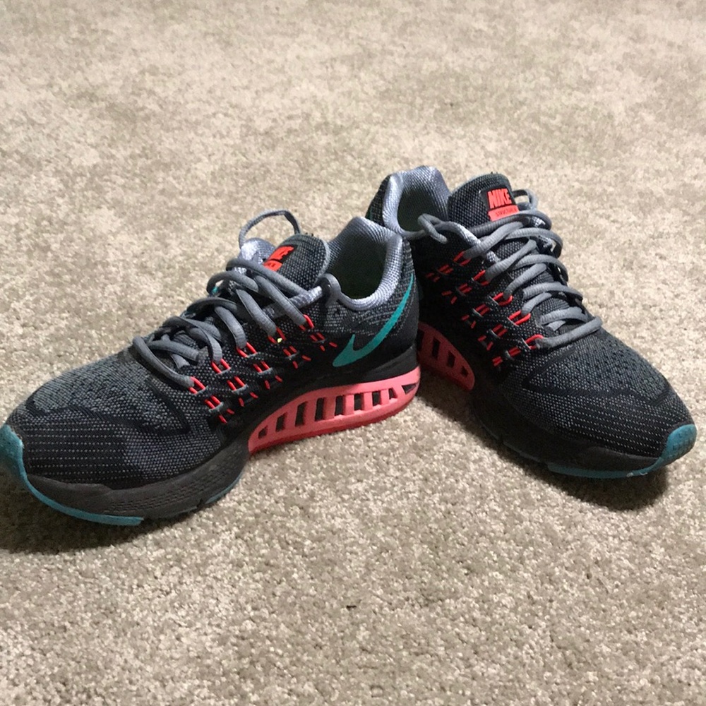Women’s Nike Structure 18 sneakers